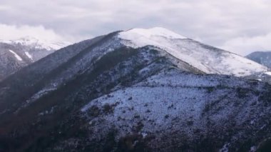 Galiçya, İspanya 'nın Lugo iline bağlı Karlı Ancare Dağları. Hava Aracı Görüntüsü
