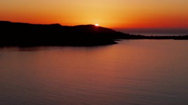 Muxia kıyısındaki Siluet Dağları üzerinde ay ışığı, Galiçya İspanya. Hava Aracı Görüntüsü