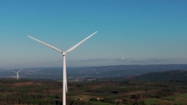 Galiçya, İspanya 'daki bir Corua' da Fontecova Gölü yakınlarındaki dağların üzerinden rüzgar türbinleri. Havadan Yakın Çekim
