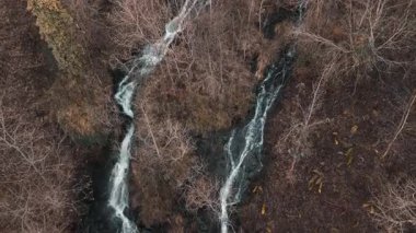 Fervenza de Rus - Carballo 'daki Sonbahar Ağaçları' ndan akan şelaleler, bir Coruna, İspanya. Hava geri çekilme görüntüsü