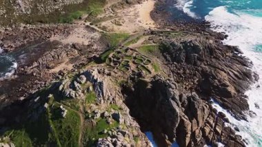 Galiçya 'daki Atlantik Okyanusu kıyısındaki Castro de Baroa' nın Kelt yerleşimi. Hava, Yukarı Çekim