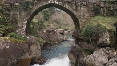 İspanya, Pontevedra 'daki Almofrei Nehri üzerindeki Ortaçağ Arch Stone Köprüsü. - Havadan çekim.