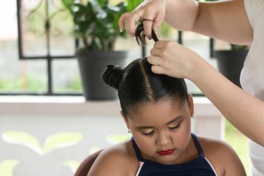 Latin kız makyajdan ve saçından memnun.