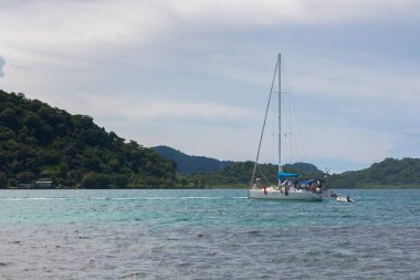 Kolon, Panama, gökyüzü ve mavi denizdeki Güzel Ada Grande Sahili