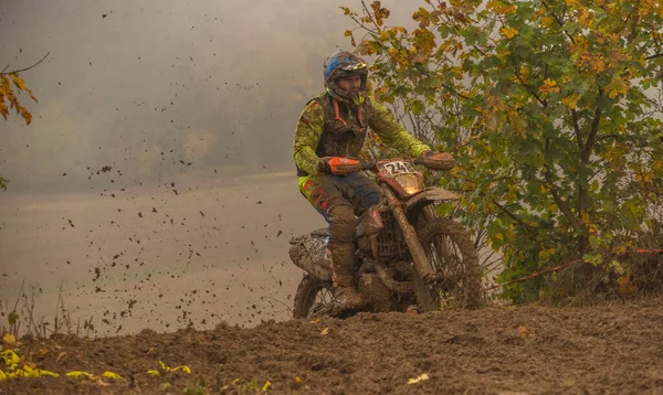 秋日在Vysoke Nad Jizerou镇附近的摩托车上的乌云淤泥日举办的肮脏锦标赛 — 图库照片