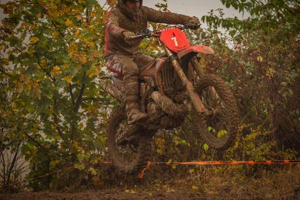 秋日在Vysoke Nad Jizerou镇附近的摩托车上的乌云淤泥日举办的肮脏锦标赛 — 图库照片