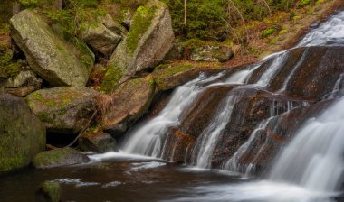 Jizerske dağlarındaki Cerna Desna deresi Sonbahar renklerinde taze sabah