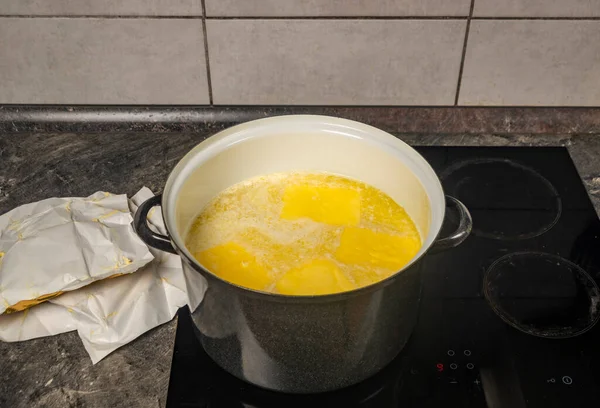 Mutfaktaki Elektrikli Siyah Ocağın Üzerinde Sıcak Suda Marihuana Yağı Pişirmek — Stok fotoğraf