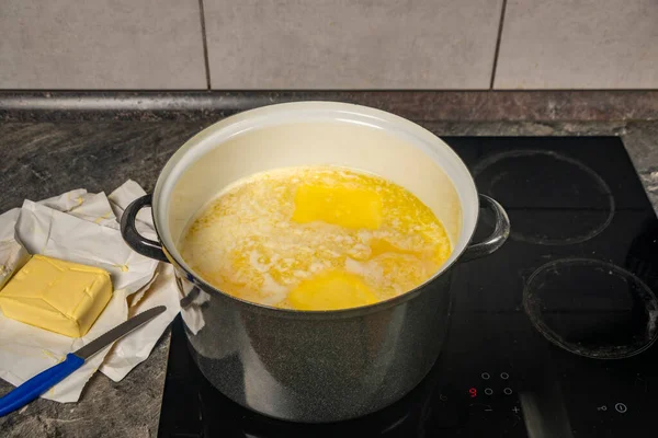 Mutfaktaki Elektrikli Siyah Ocağın Üzerinde Sıcak Suda Marihuana Yağı Pişirmek — Stok fotoğraf