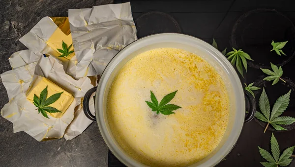 Koken Van Marihuanaboter Heet Water Elektrisch Zwart Fornuis Keuken — Stockfoto