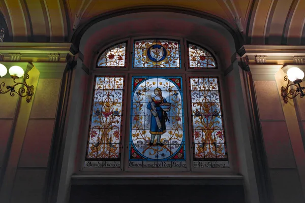 Liberec镇市政厅从带有彩色大窗户的楼梯到内部 — 图库照片