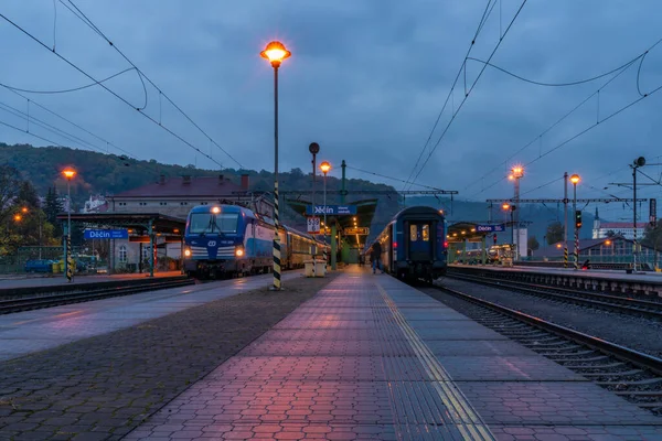 Stacja Decin Peronie Niebieski Ciemny Pochmurny Wieczór Pociągami — Zdjęcie stockowe