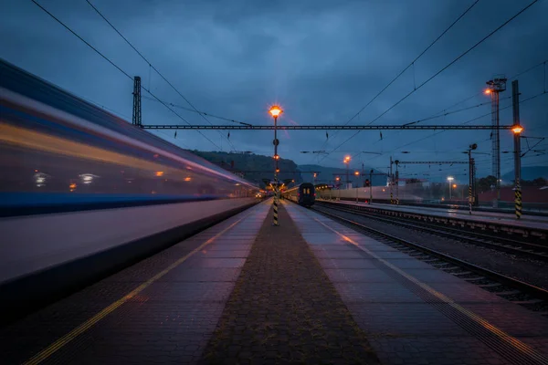 Decin Σταθμό Στην Πλατφόρμα Μπλε Σκούρο Θολό Βράδυ Τρένα — Φωτογραφία Αρχείου