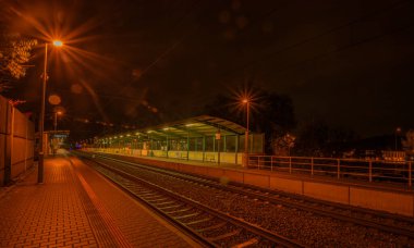 Prag Podbaba renk istasyonunda gece tren ve raylı ışık