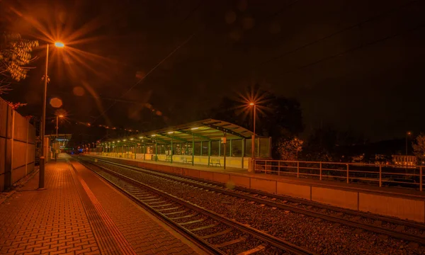 布拉格波德巴巴彩色站铁路轨道和火车夜间照明 — 图库照片