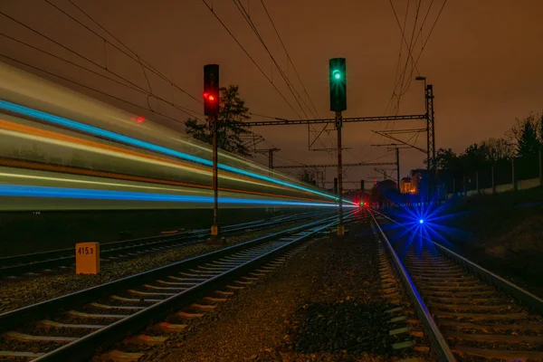 Bahngleise Und Zugbeleuchtung Der Nacht Prager Bahnhof Podbaba — Stockfoto