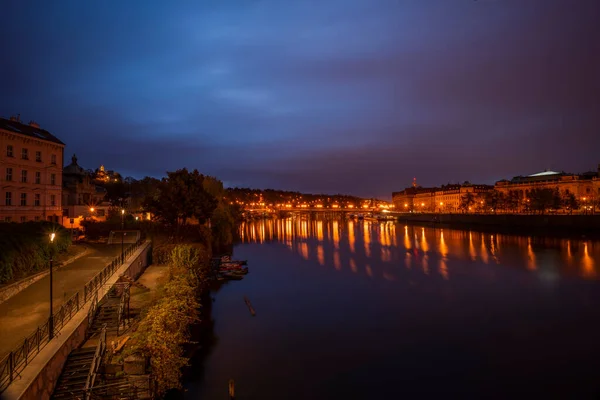Tmavé Hlavní Město Praha Před Oblačným Východem Slunce Nad Vltavou — Stock fotografie