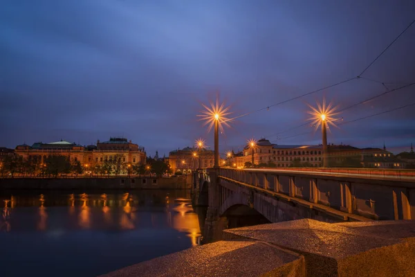 Темна Столиця Прага Перед Хмарним Кольором Сходу Сонця Над Блакитною — стокове фото