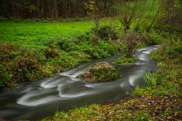 Kolorowa Dolina Sarecky Creek Jesiennym Dniu Błękitnego Nieba Stolicy Pragi — Zdjęcie stockowe