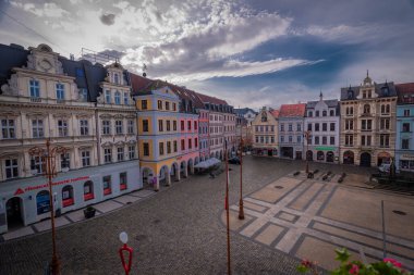 Liberec şehir meydanında sonbahar renginde taze sabah