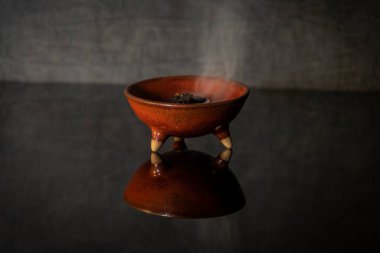 Parlak siyah masa ve gri arkaplan üzerine sakız olibanum