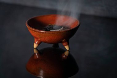 Parlak siyah masa ve gri arkaplan üzerine sakız olibanum