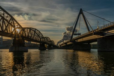 Avusturya 'nın Linz kasabasındaki demiryolu ve yol köprüleri sonbahar renk gecesinde