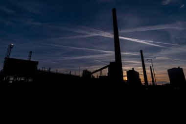 Linz fabrikaları sonbahar renginde Avusturya 'da taze, karanlık bir akşam