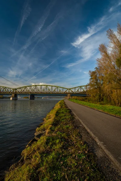 阳光明媚的下午 奥地利林茨镇的铁路和公路桥 — 图库照片