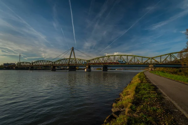 Pontes Ferroviárias Rodoviárias Linz Cidade Áustria Tarde Fresca Ensolarada — Fotografia de Stock