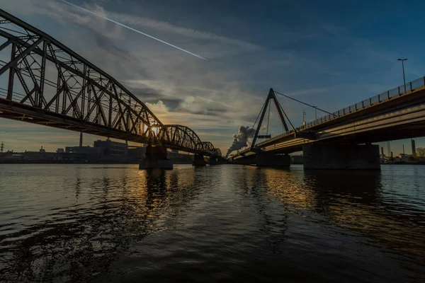 Mosty Kolejowe Drogowe Miejscowości Linz Austrii Jesienią Wieczorem — Zdjęcie stockowe