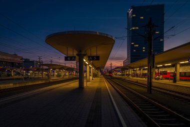 Linz tren istasyonunda güzel bir sonbahar akşamından sonra