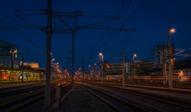 Linz tren istasyonunda güzel bir sonbahar akşamından sonra