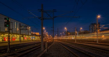 Linz tren istasyonunda güzel bir sonbahar akşamından sonra