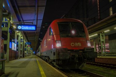 Linz tren istasyonunda güzel bir sonbahar akşamından sonra