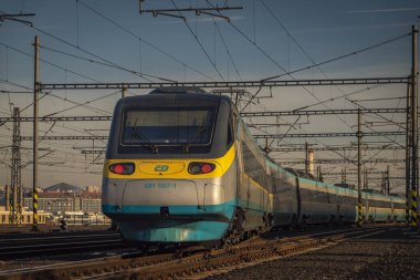 Prag ana istasyonunda sonbaharda güneşli bir gecede Çek Cumhuriyeti renginde süper hızlı tren.