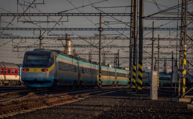 Prag ana istasyonunda sonbaharda güneşli bir gecede Çek Cumhuriyeti renginde süper hızlı tren.