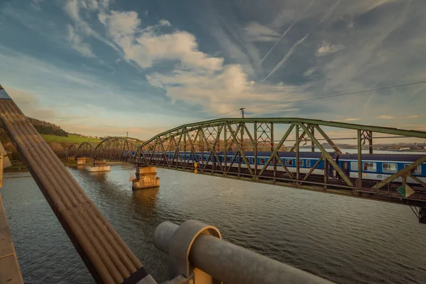 阳光明媚的下午 奥地利林茨镇的铁路和公路桥 — 图库照片