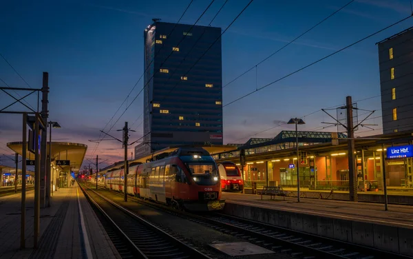 Dworzec Linz Kolorze Jesienny Wieczór Ładnym Zachodzie Słońca — Zdjęcie stockowe