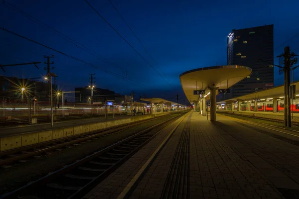 秋天的傍晚 美丽的落日之后 林茨火车站一片五彩缤纷 — 图库照片
