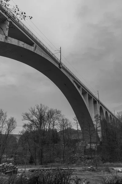 Miru Köprüsü Nün Yakınındaki Kış Bulutlu Bir Günde Manzaraya Bak — Stok fotoğraf