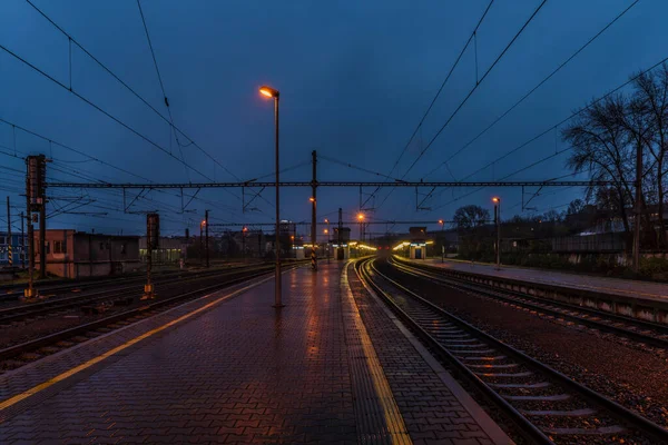 湿雨夜布拉格利本火车站观景 — 图库照片