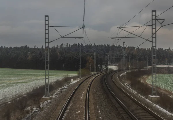 Vysocina山の終電窓からの電気鉄道線路 — ストック写真