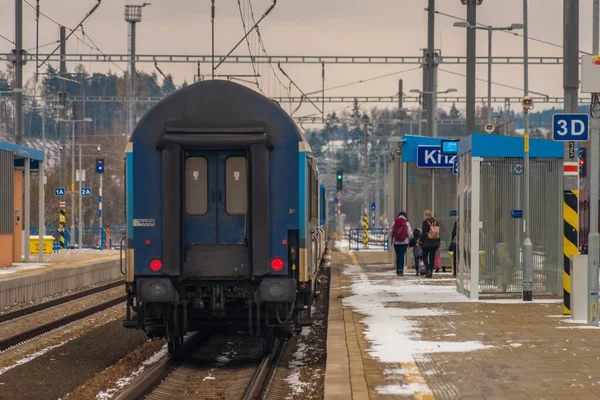 Stacja Krizanov Pociągiem Pasażerskim Wczesną Zimą Pochmurny Dzień — Zdjęcie stockowe