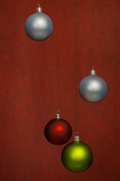 Color Bolas Navidad Colgando Interior Con Fondo Rojo Oscuro —  Fotos de Stock