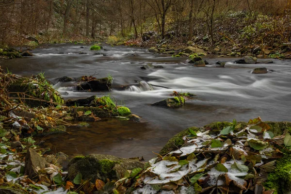 Řeka Loucka Tisnova Podzim Zataženo Tmavý Vlhký Den — Stock fotografie