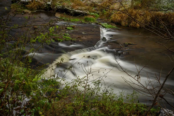 Řeka Loucka Tisnova Podzim Zataženo Tmavý Vlhký Den — Stock fotografie