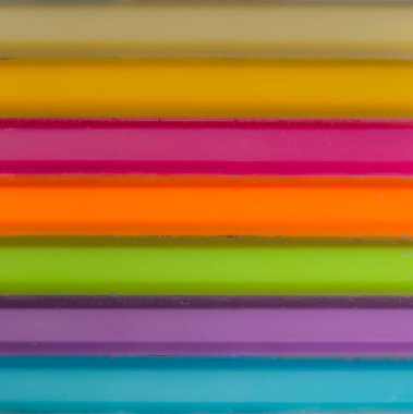 Renkli masa üzerinde renkli kalemler ve yukarıdan gelen ışık.