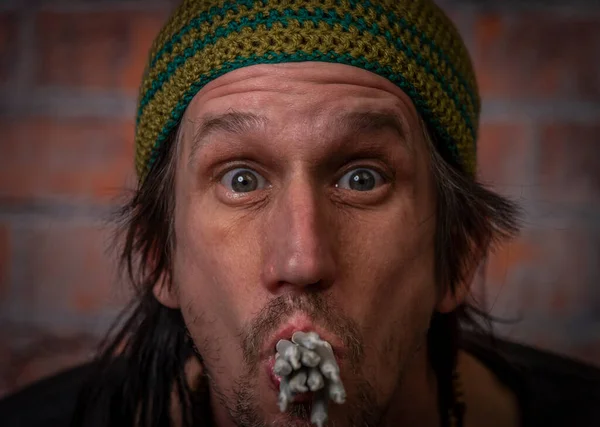 Hombre Peludo Con Gorra Verde Diez Juntas Marihuana Cerca Vieja — Foto de Stock