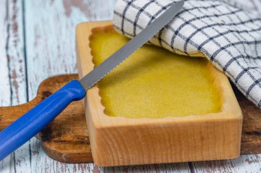 Ahşap kalıplı marihuana yağı mavi masa üzerinde Checker rengi bulaşık havlusu